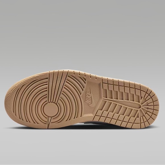 Women’s Air Jordan Mid size 6.5 - Picture 4 of 9